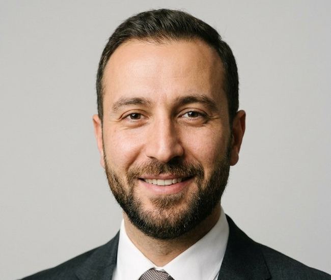 Kravatlı, sakallı, gülümseyen erkek portresi