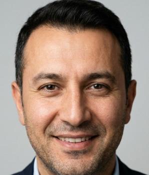 Takım elbiseli, gülümseyen erkek portresi