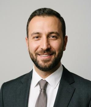 Kravatlı, sakallı, gülümseyen erkek portresi