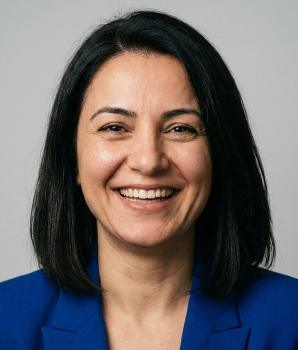 Mavi ceketli, gülümseyen kadın portresi